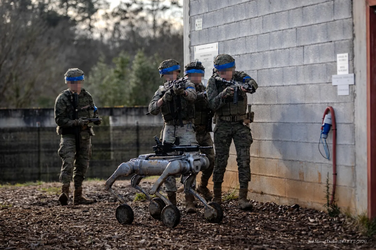 Robot cuadrúpedo con ruedas con operadores en una demostración de campo