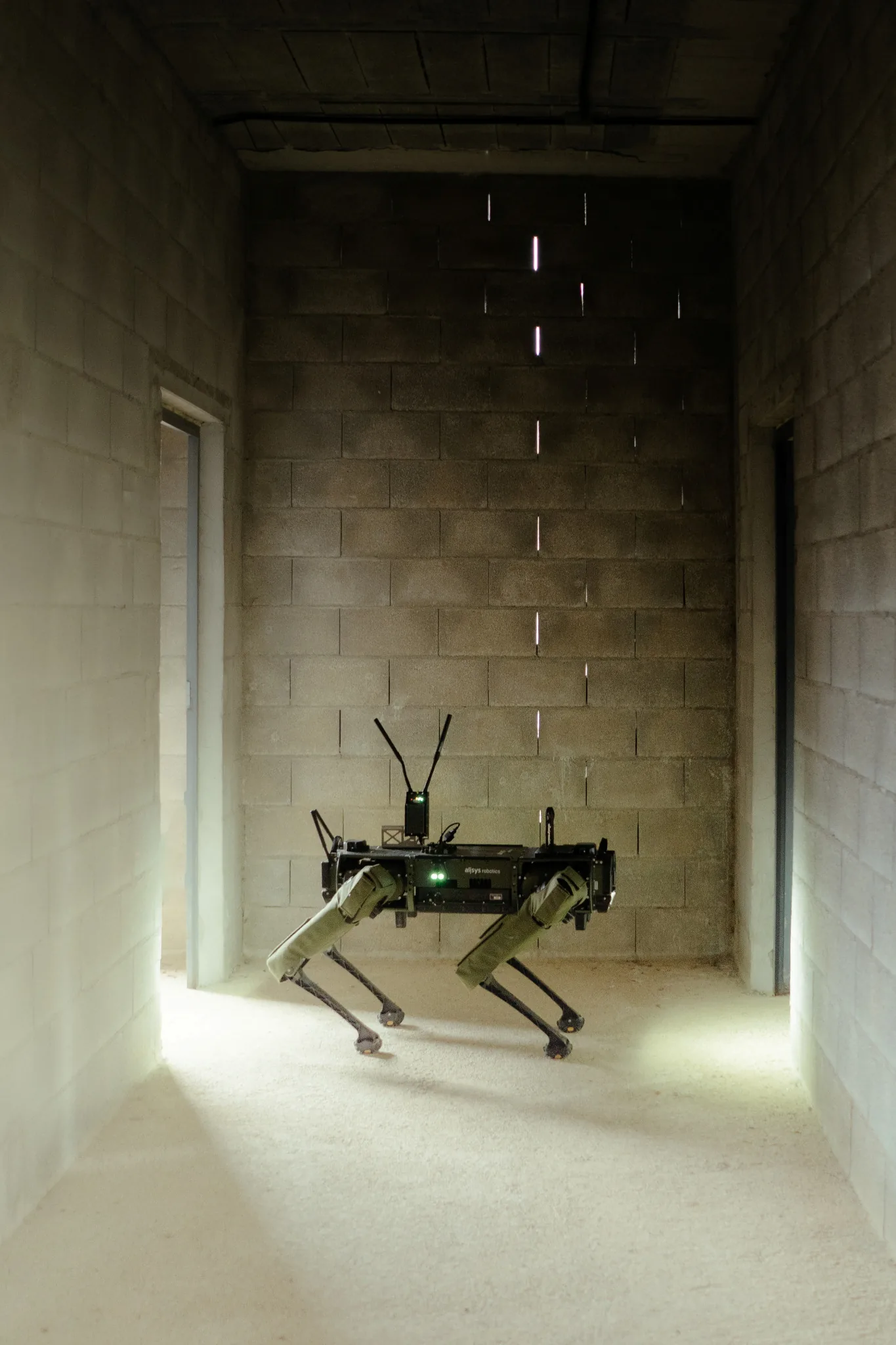 Robot cuadrúpedo en un recinto interior durante una prueba de inspección