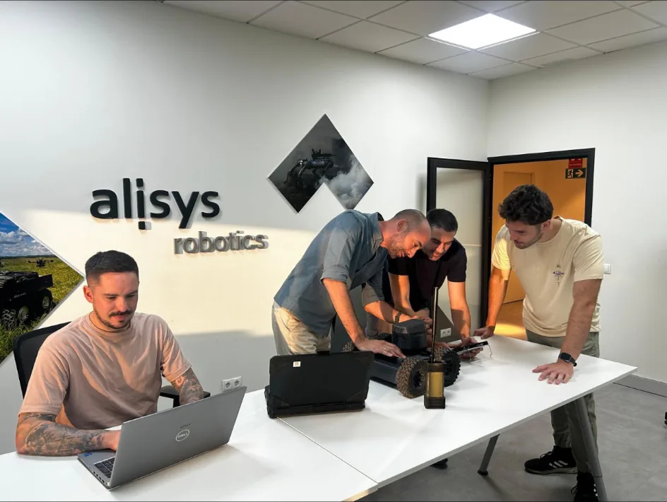 Equipo de Alisys trabajando sobre una plataforma compacta
