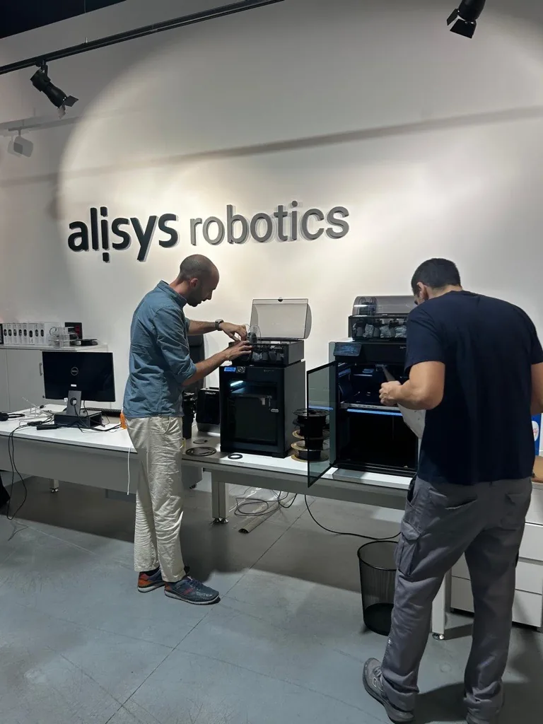 Equipo de Alisys trabajando en la integración de sistemas robóticos