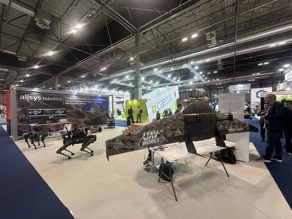 Espacio de Alisys Robotics en FEINDEF con drones, robots terrestres y puestos de control