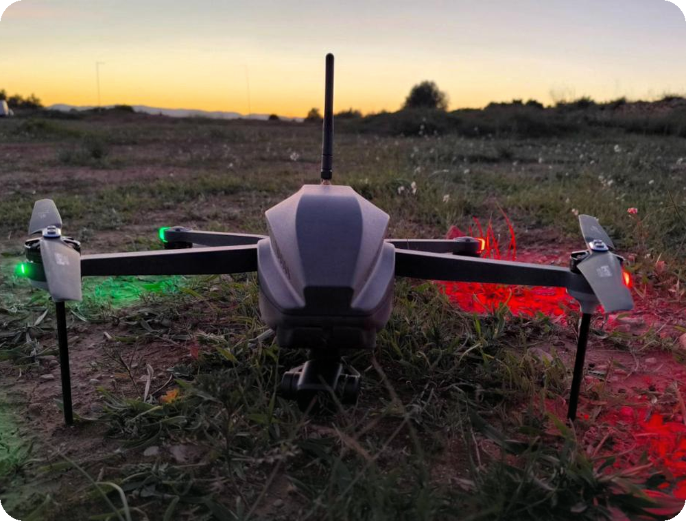 HUNTER Mini de UAV Works desplegado en campo al atardecer