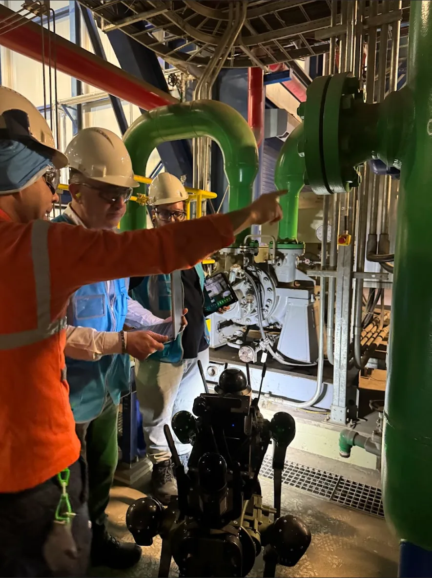 Prueba de inspección con un robot en una instalación industrial